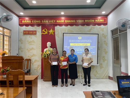 Tánh Linh Tặng quà cho CNVCLĐ nhân ngày Gia đình Việt Nam và Tháng hành động vì trẻ em năm 2024